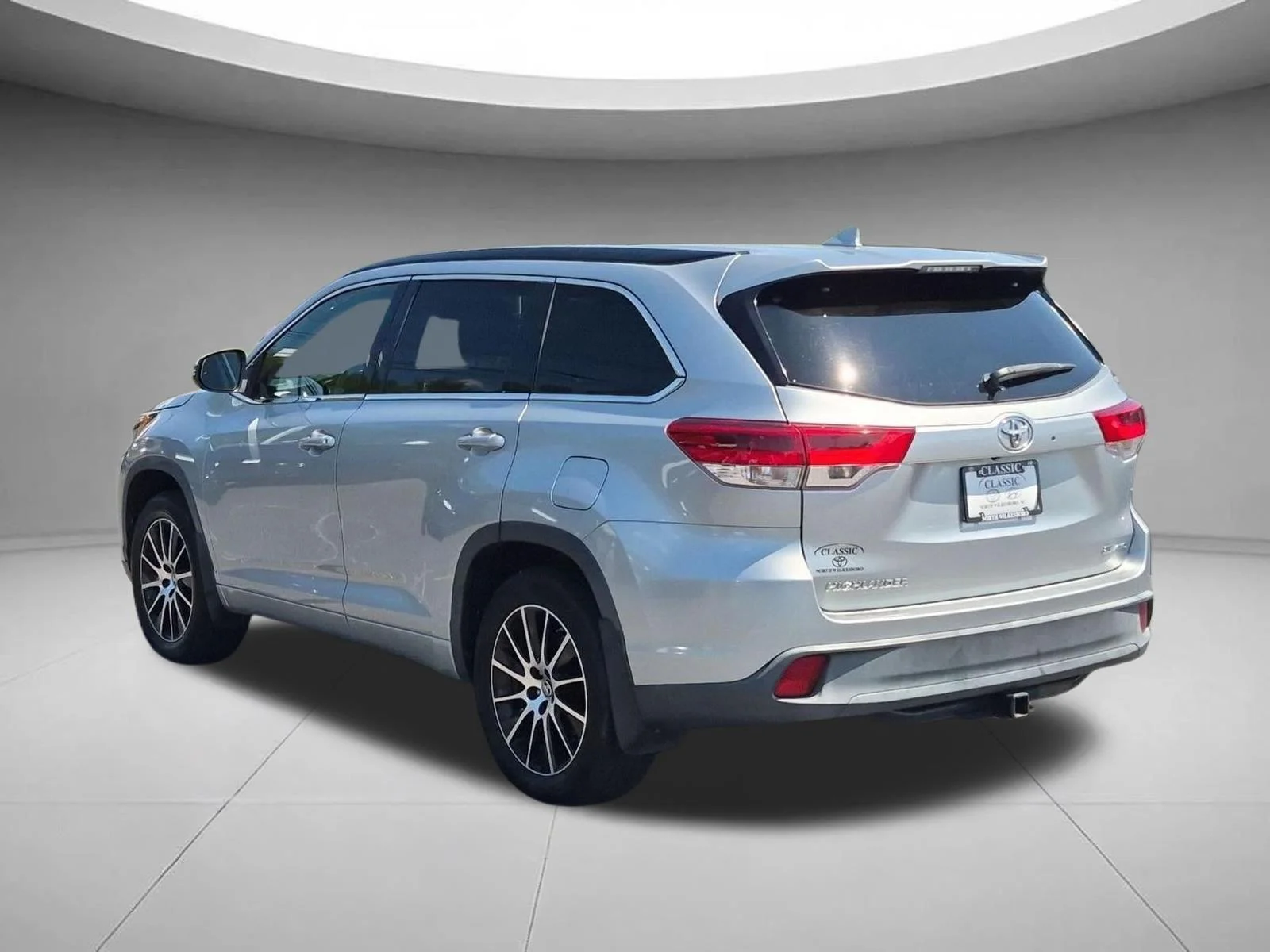 Used 2018 Celestial Silver Metallic Toyota SE image 3