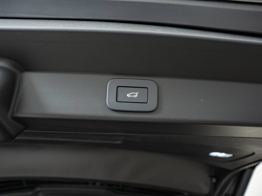 New 2026 Carpathian Grey Land Rover Dynamic SE image 38