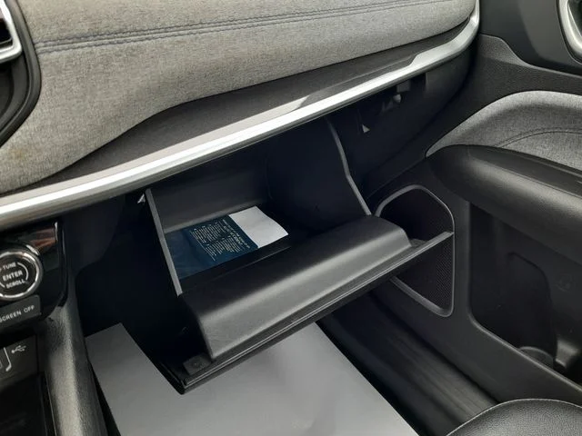 Used 2024  Jeep Latitude image 31