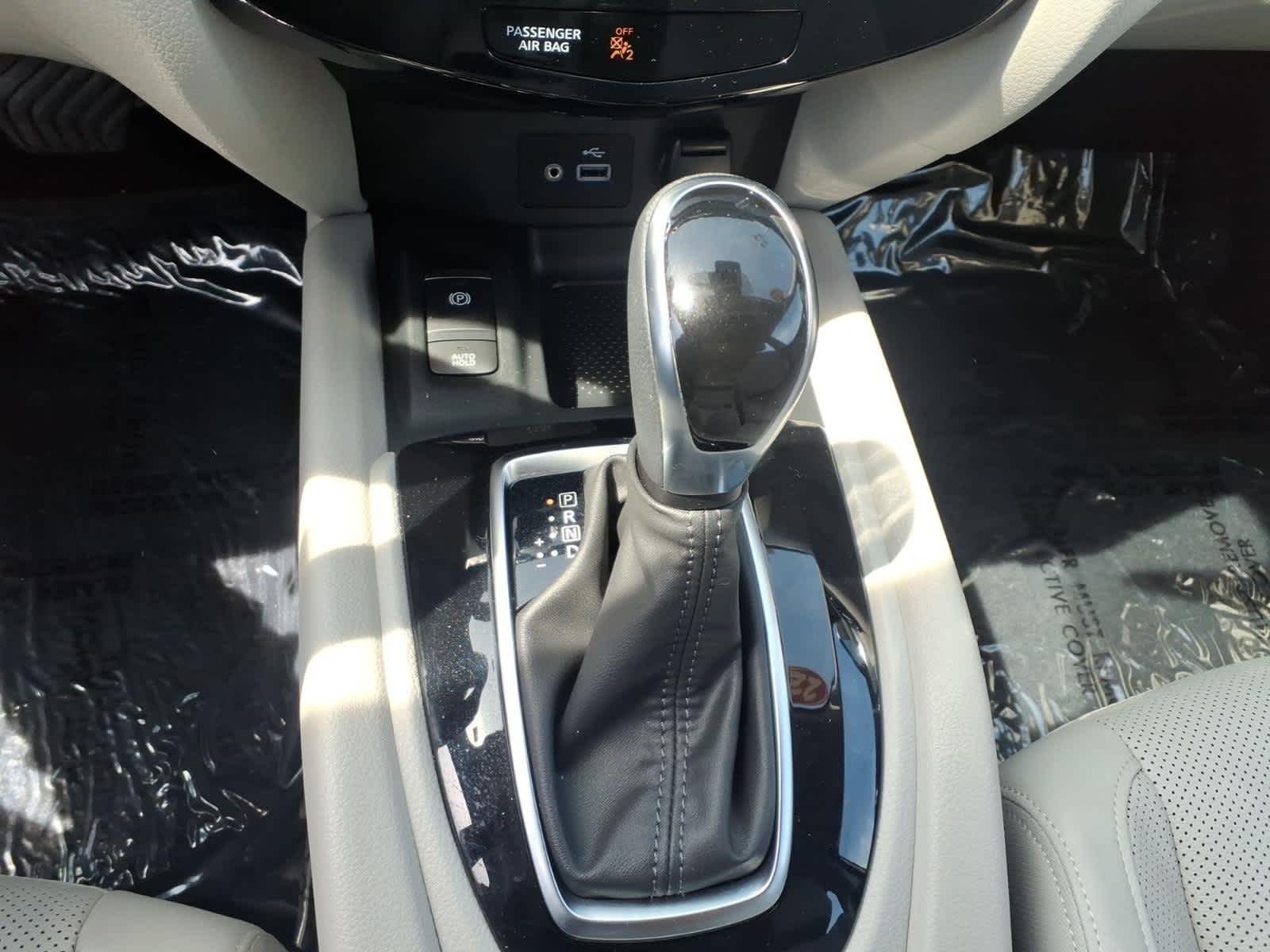 Certified Used 2022 Pearl White Tricoat Nissan SL image 19