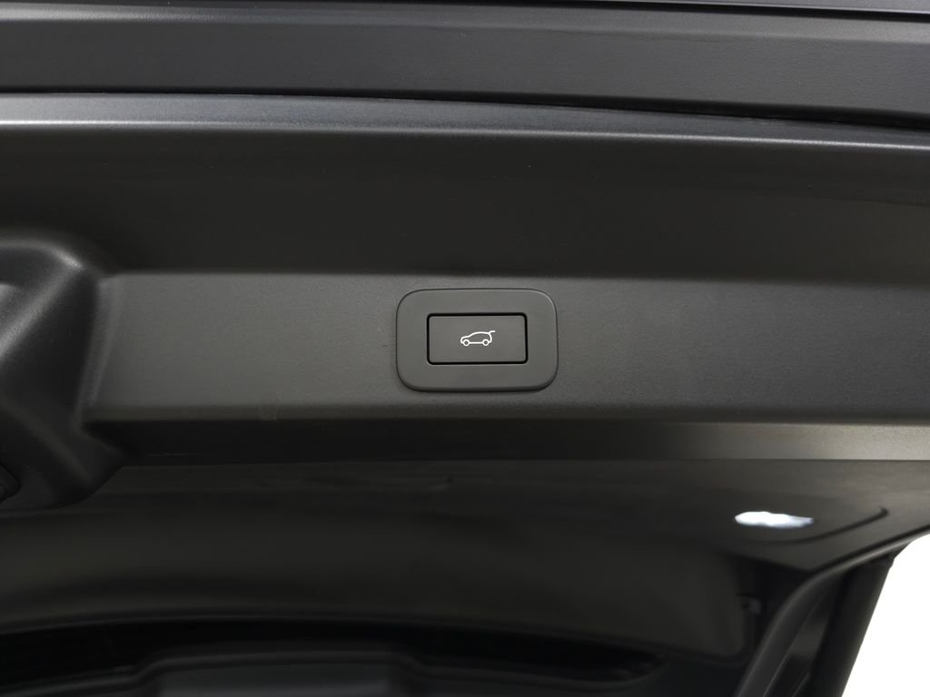 Certified Used 2025 Fuji White Land Rover Dynamic SE image 6