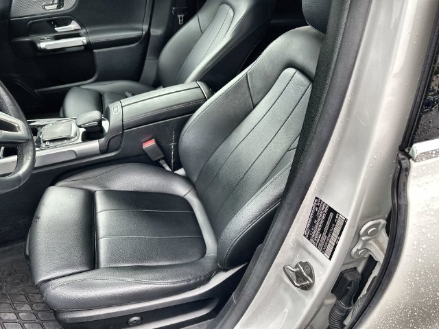Used 2022 White Mercedes-Benz GLB 250 image 20