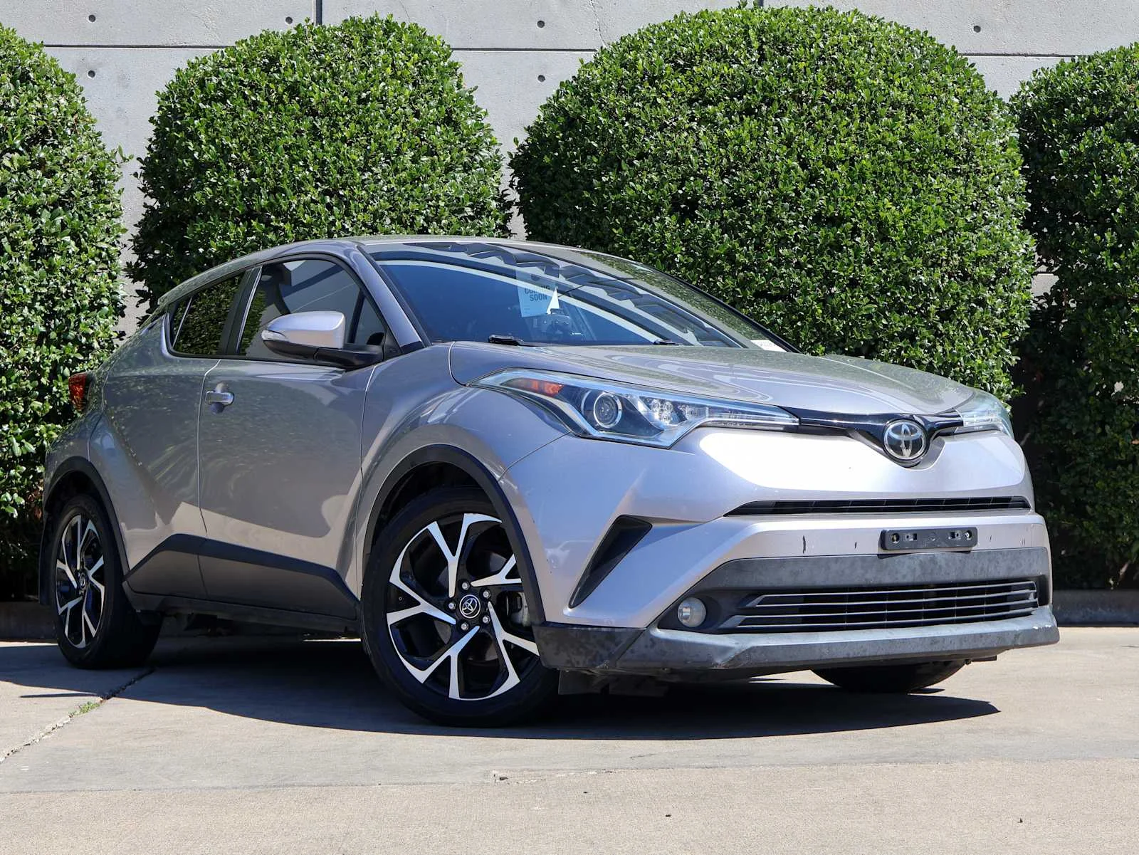 Used 2018 Silver Knockout Metallic Toyota XLE Premium image 3