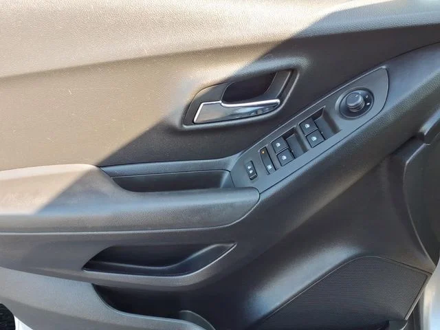 Used 2017 Silver Chevrolet LS image 9