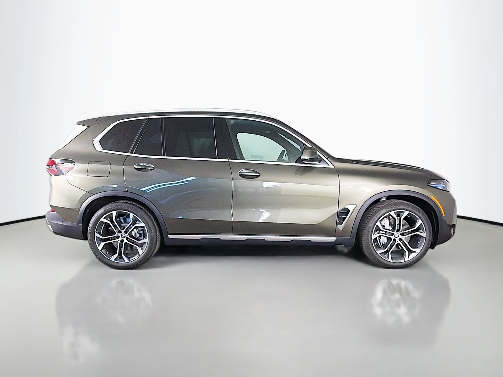 New 2026 Manhattan Green Metallic BMW xDrive50e image 8