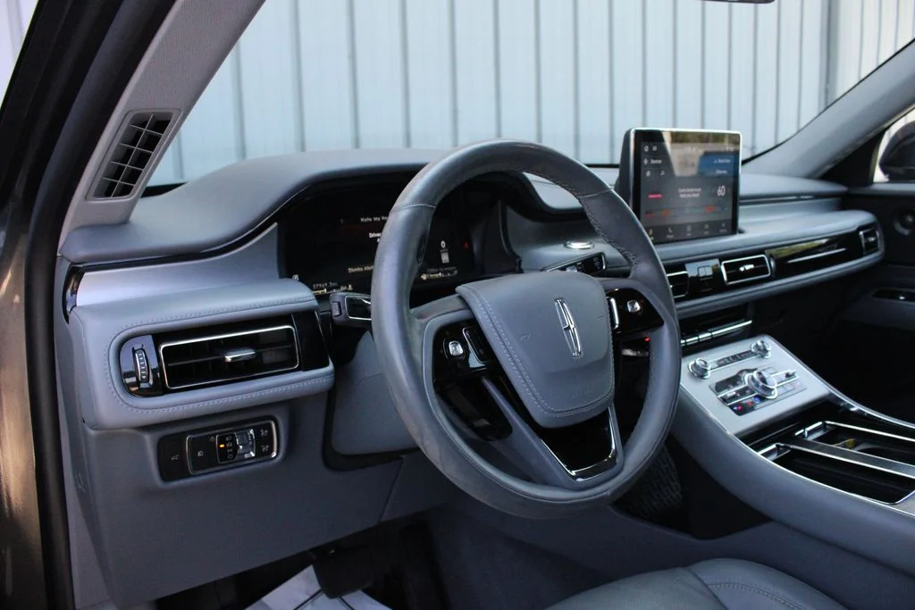 Used 2020 Gray Lincoln Reserve image 2
