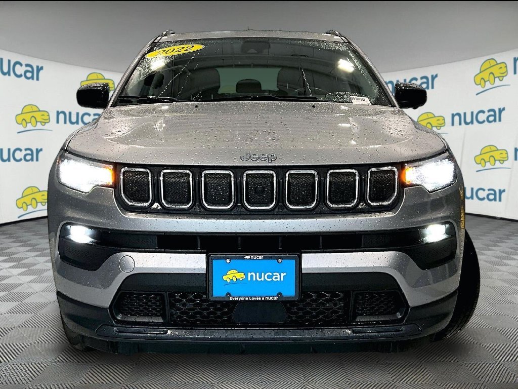 Used 2022 Silver Jeep Latitude image 2