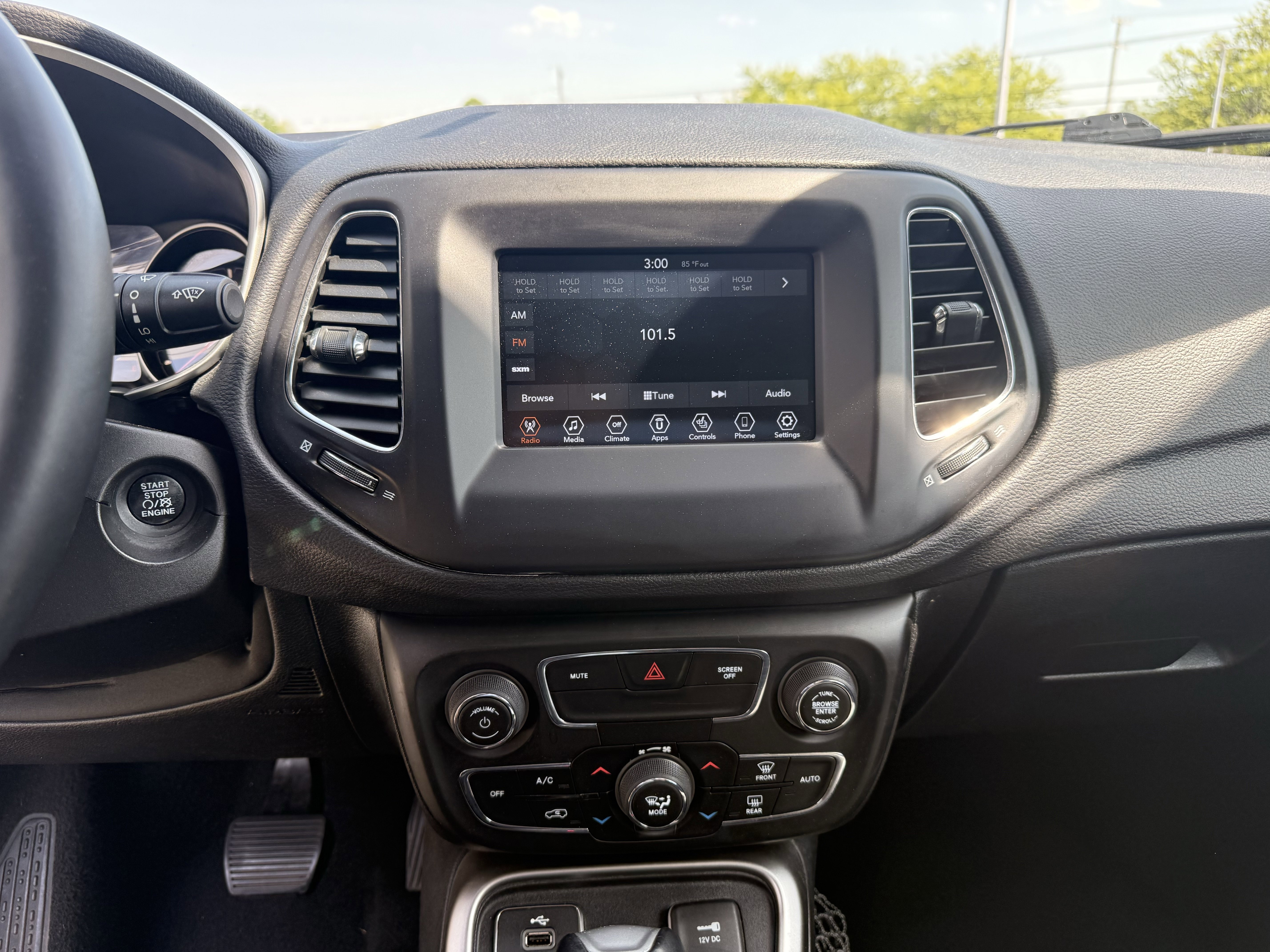 Used 2018 White Clearcoat Jeep Latitude image 20