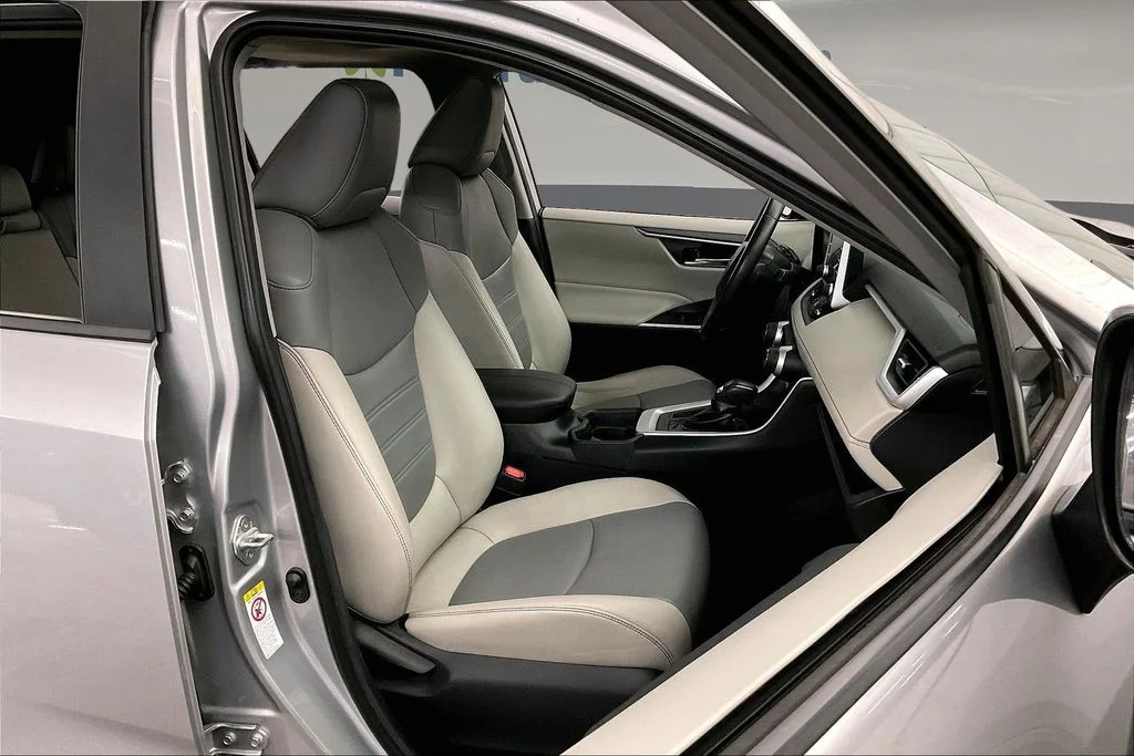 Used 2019 Silver Toyota XLE Premium image 10