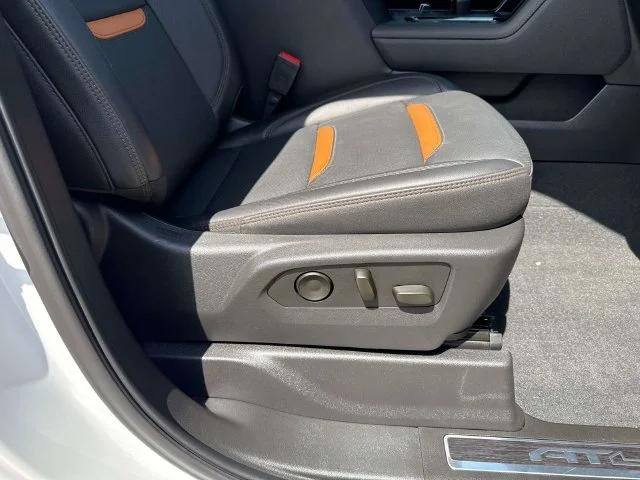 Used 2025 White GMC AT4 image 23
