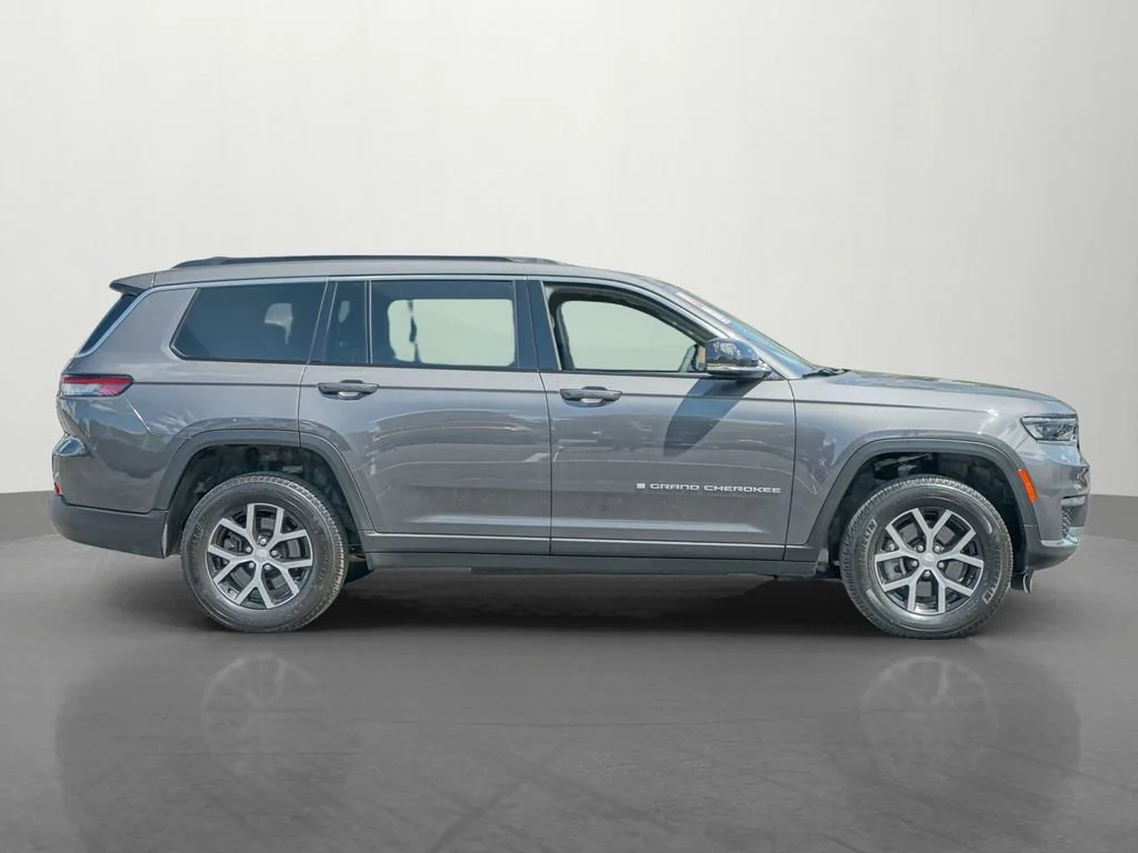 Used 2024 Baltic Gray Metallic Clearcoat Jeep Limited image 8