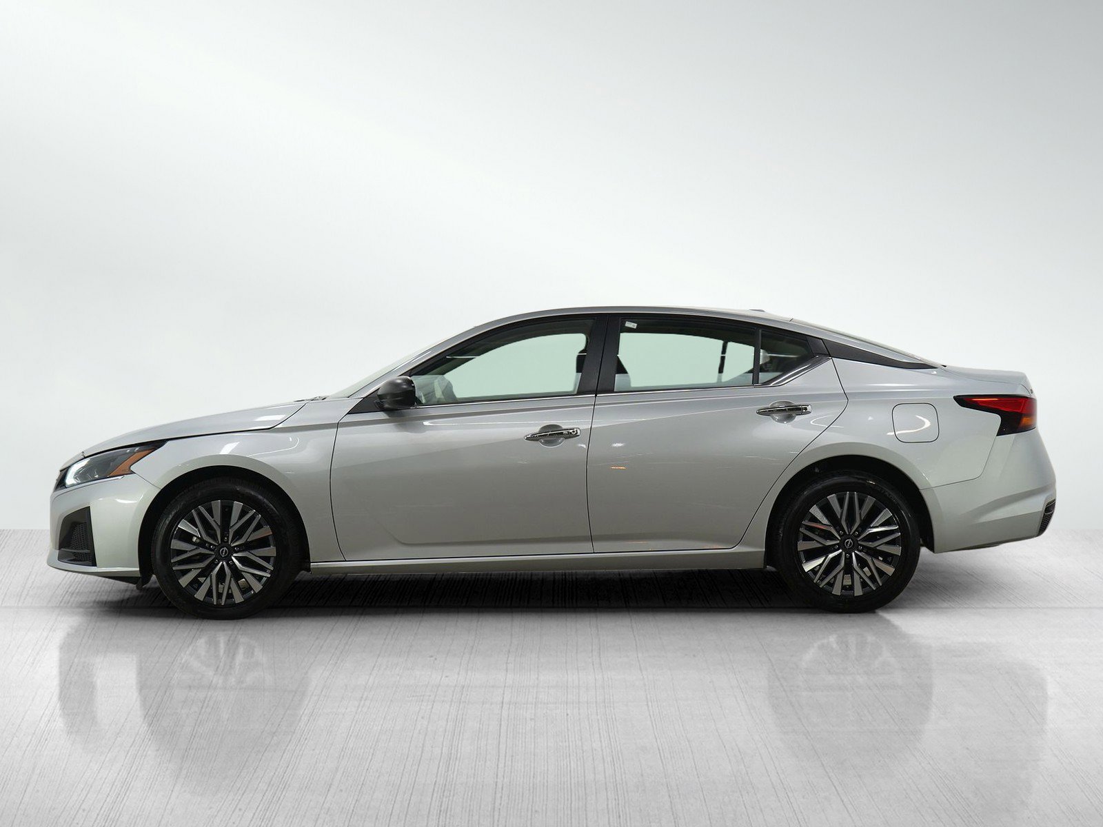 Used 2024 Nissan Altima SV with VIN 1N4BL4DW5RN371571 for sale in Burnsville, Minnesota