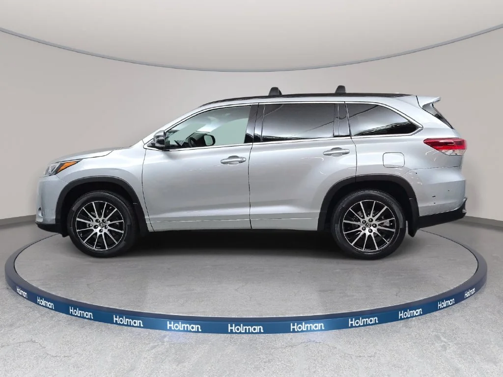 Used 2017 Silver Toyota SE image 9
