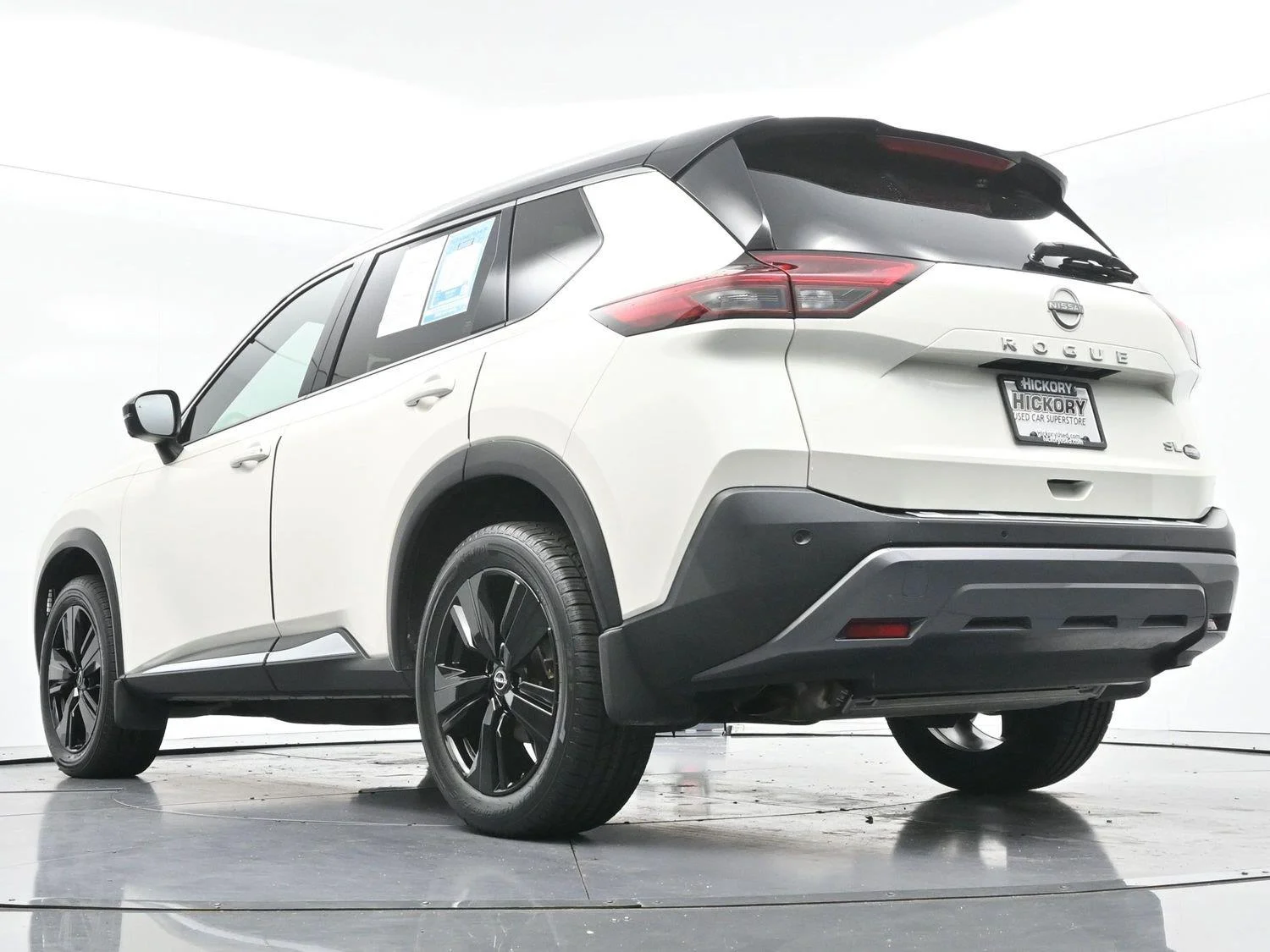 Used 2023 Pearl White Tricoat/Super Black Nissan SL image 48