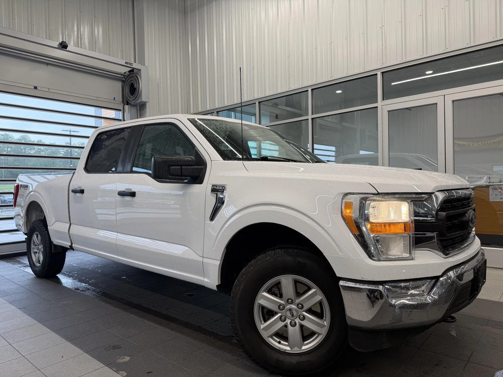 Used 2022 Oxford White Ford XLT image 3