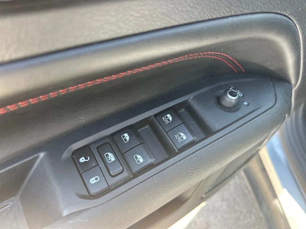 Used 2025 Silver Zynith Metallic Clearcoat Jeep Trailhawk image 39