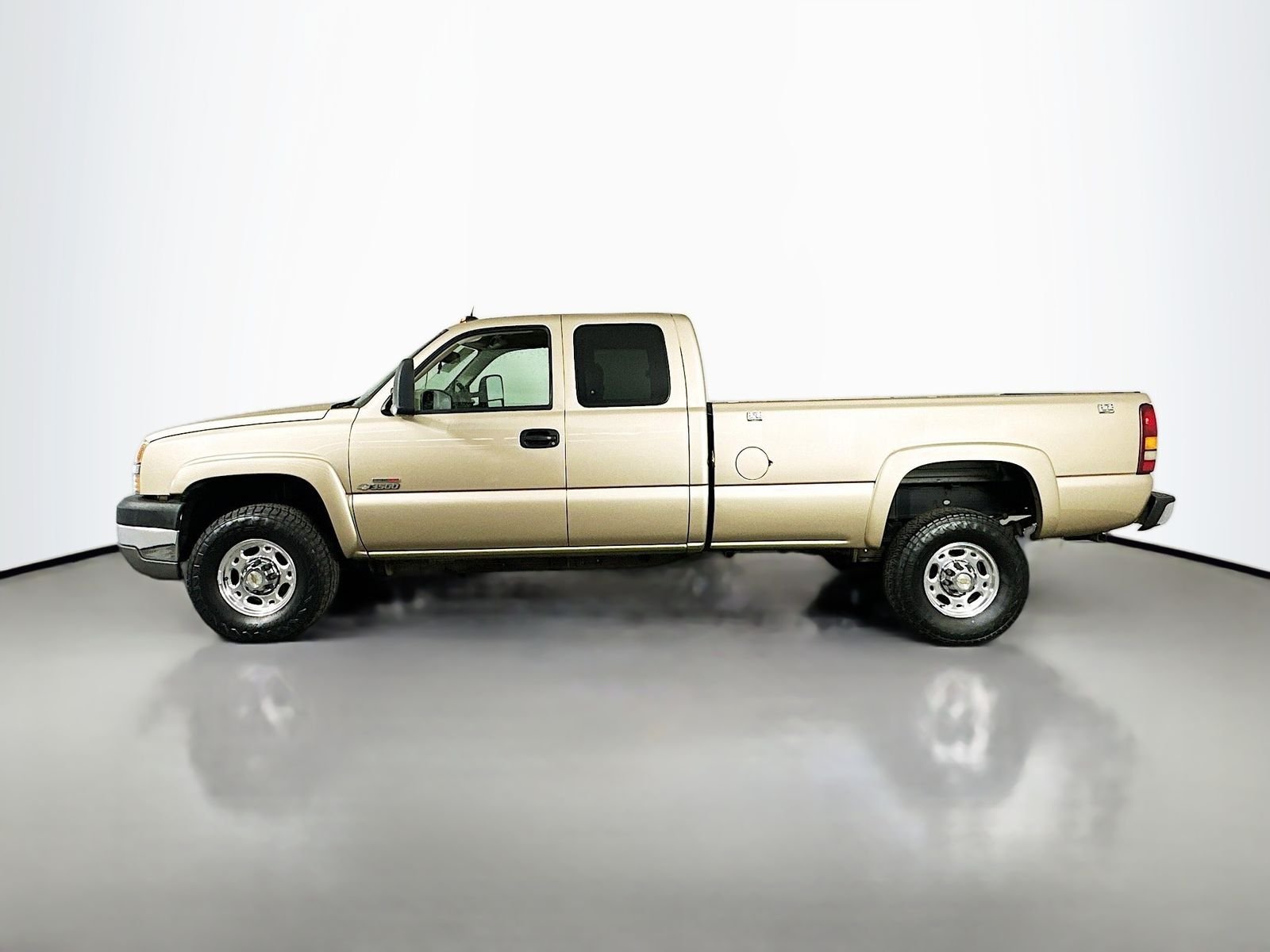 Used 2004 Sandstone Metallic Chevrolet Base image 5