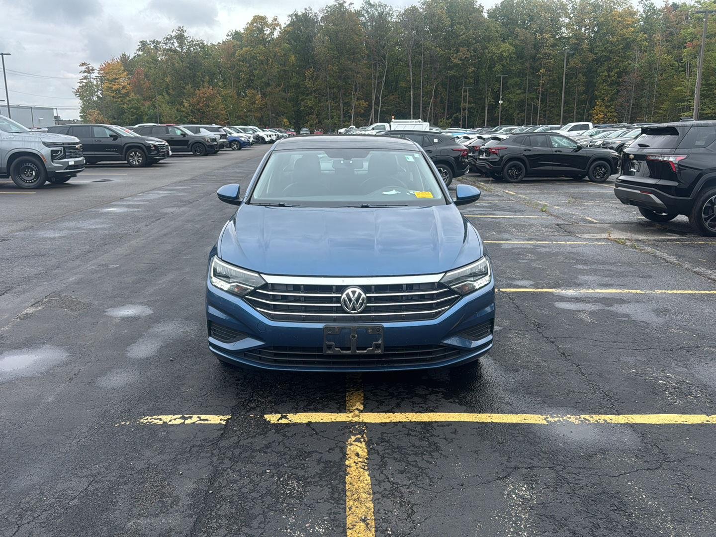 Used 2020 Blue Silk Metallic Volkswagen SE image 4