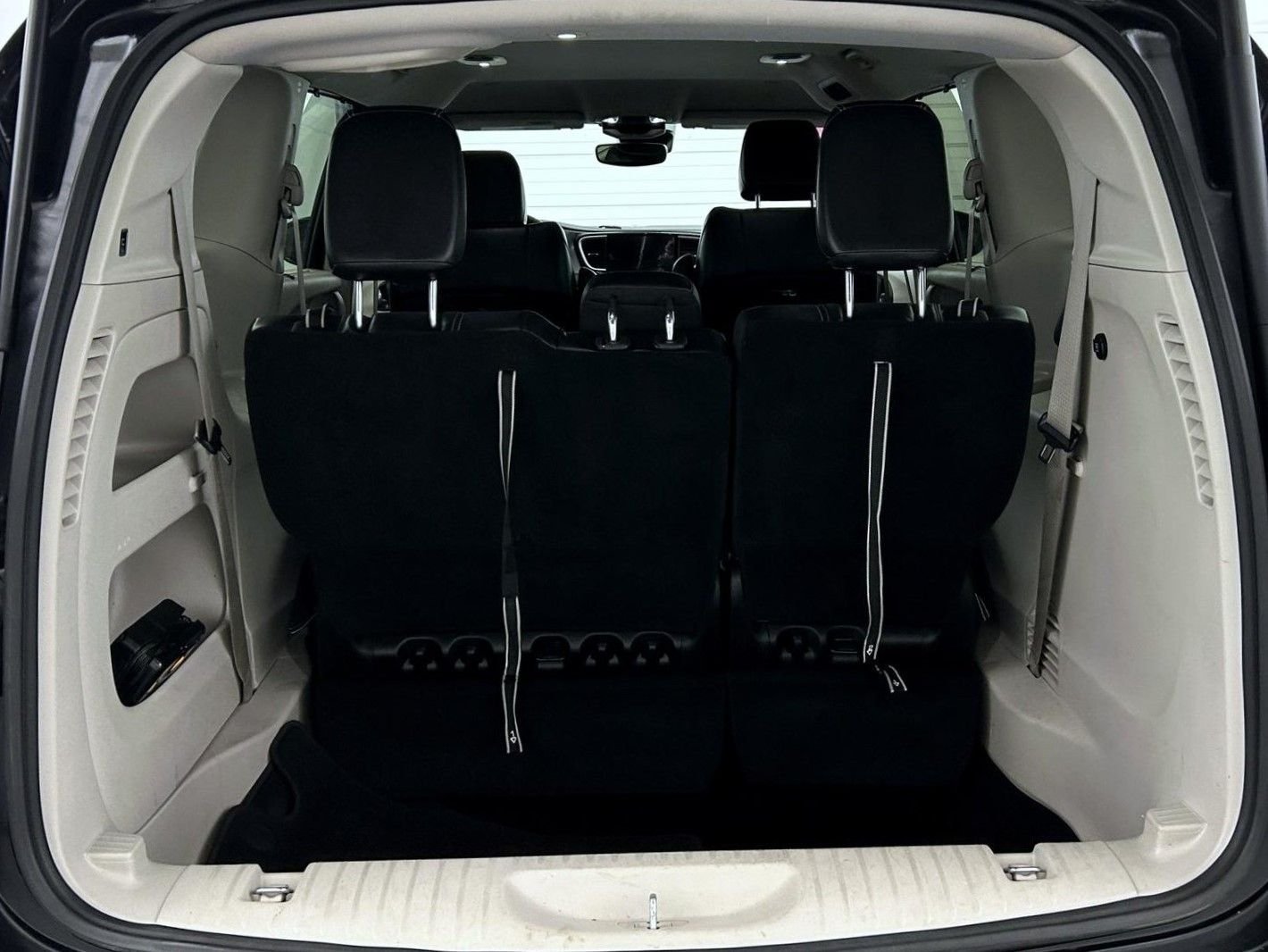 Used 2022 Black Chrysler Touring L image 19