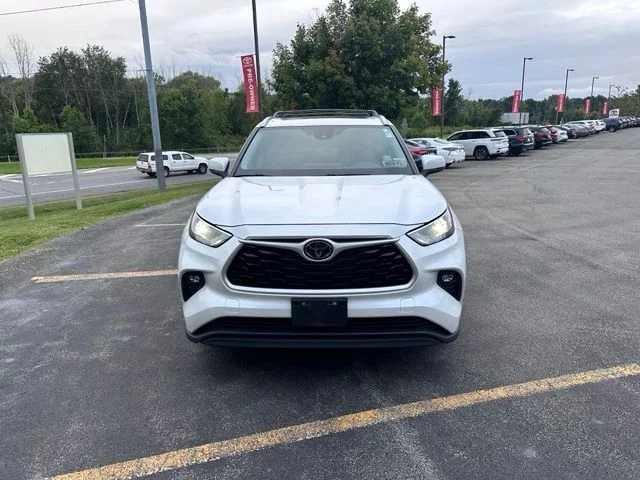 Used 2023 Off-white Toyota XLE image 8