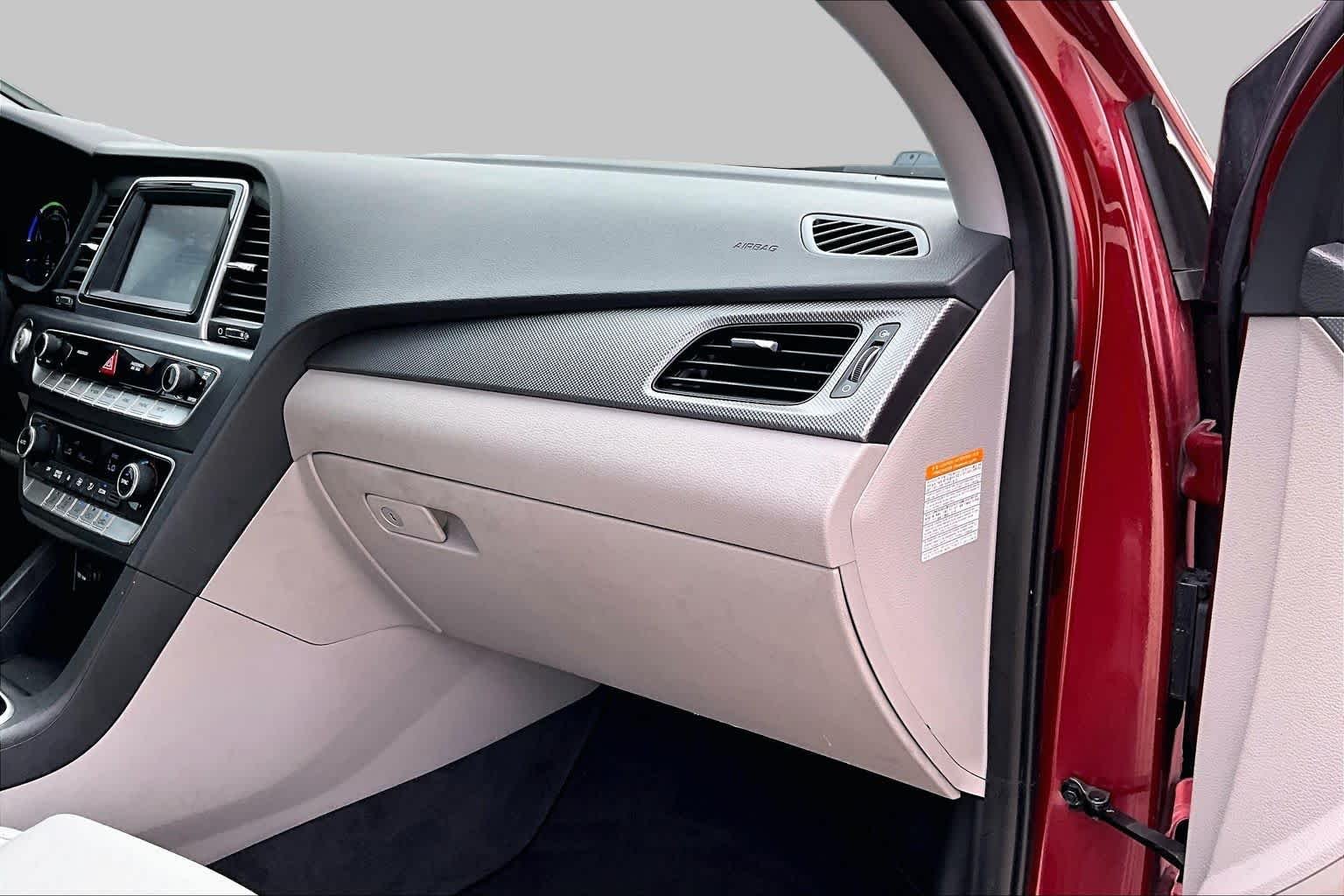 Used 2018 Cosmopolitan Red Hyundai SE image 17