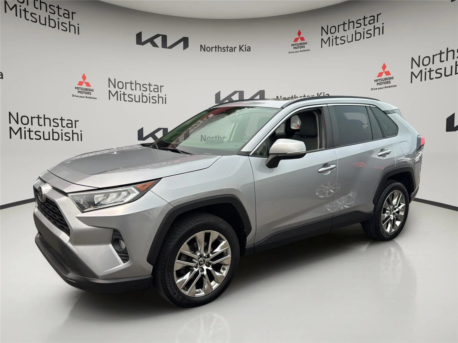 Used 2019 Silver Sky Metallic Toyota XLE Premium image 1