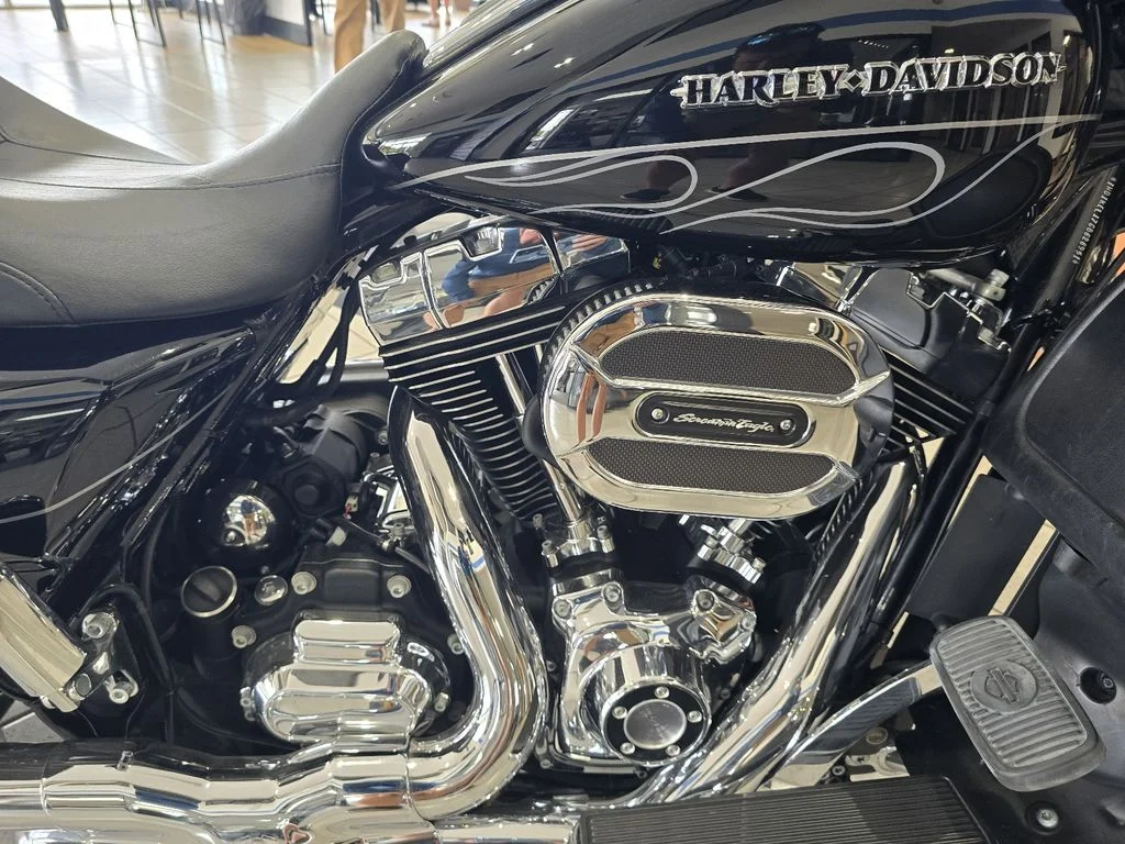 Used 2016 Crystal Black Pearl Harley-Davidson  image 9