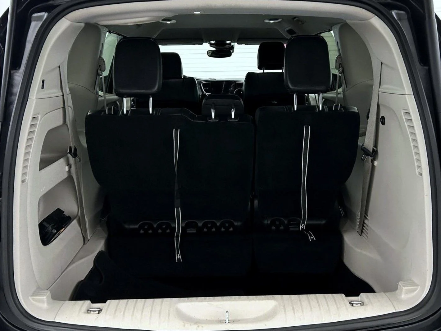 Used 2022 Black Chrysler Touring L image 19