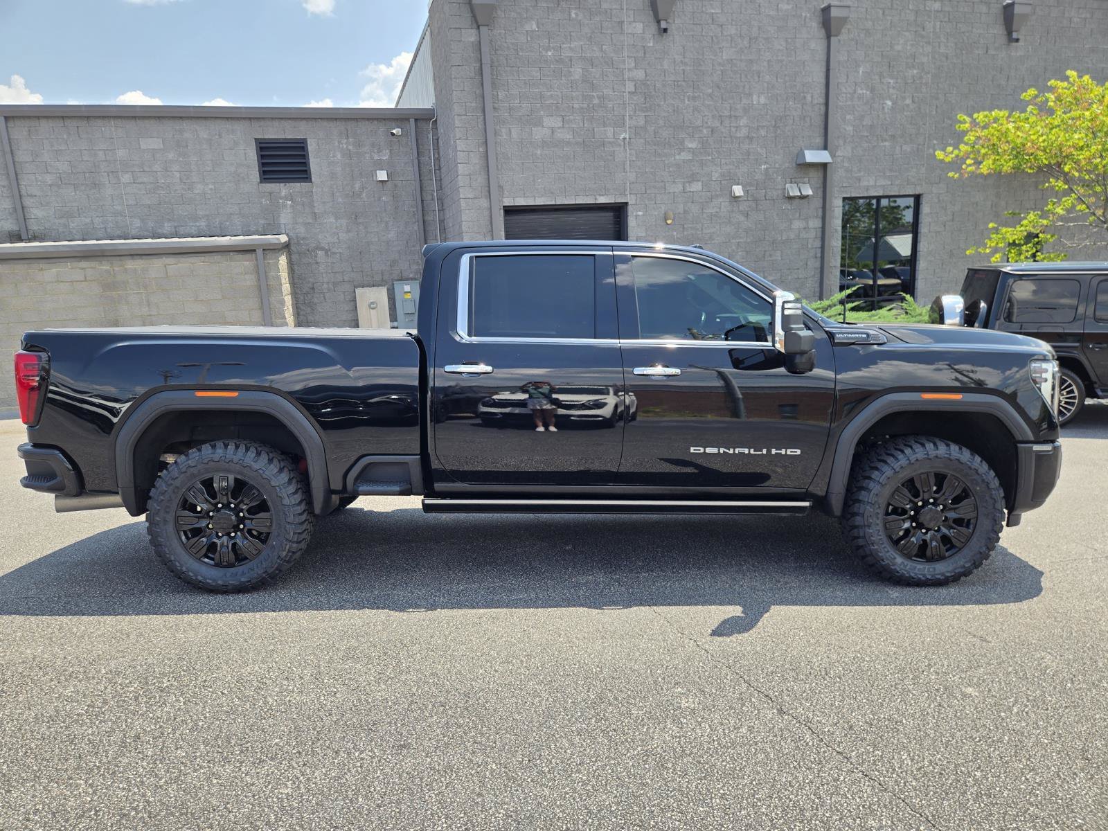 Used 2024 ONYX BLACK GMC Denali Ultimate image 5
