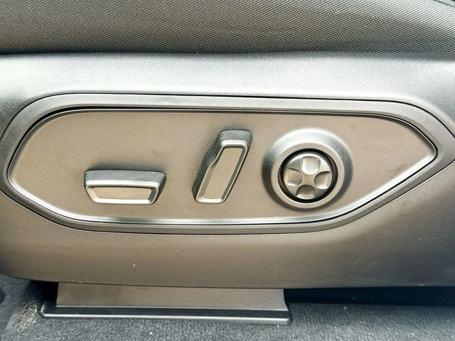 New 2026 Bright White Clear-Coat Exterior Paint Jeep Laredo X image 19