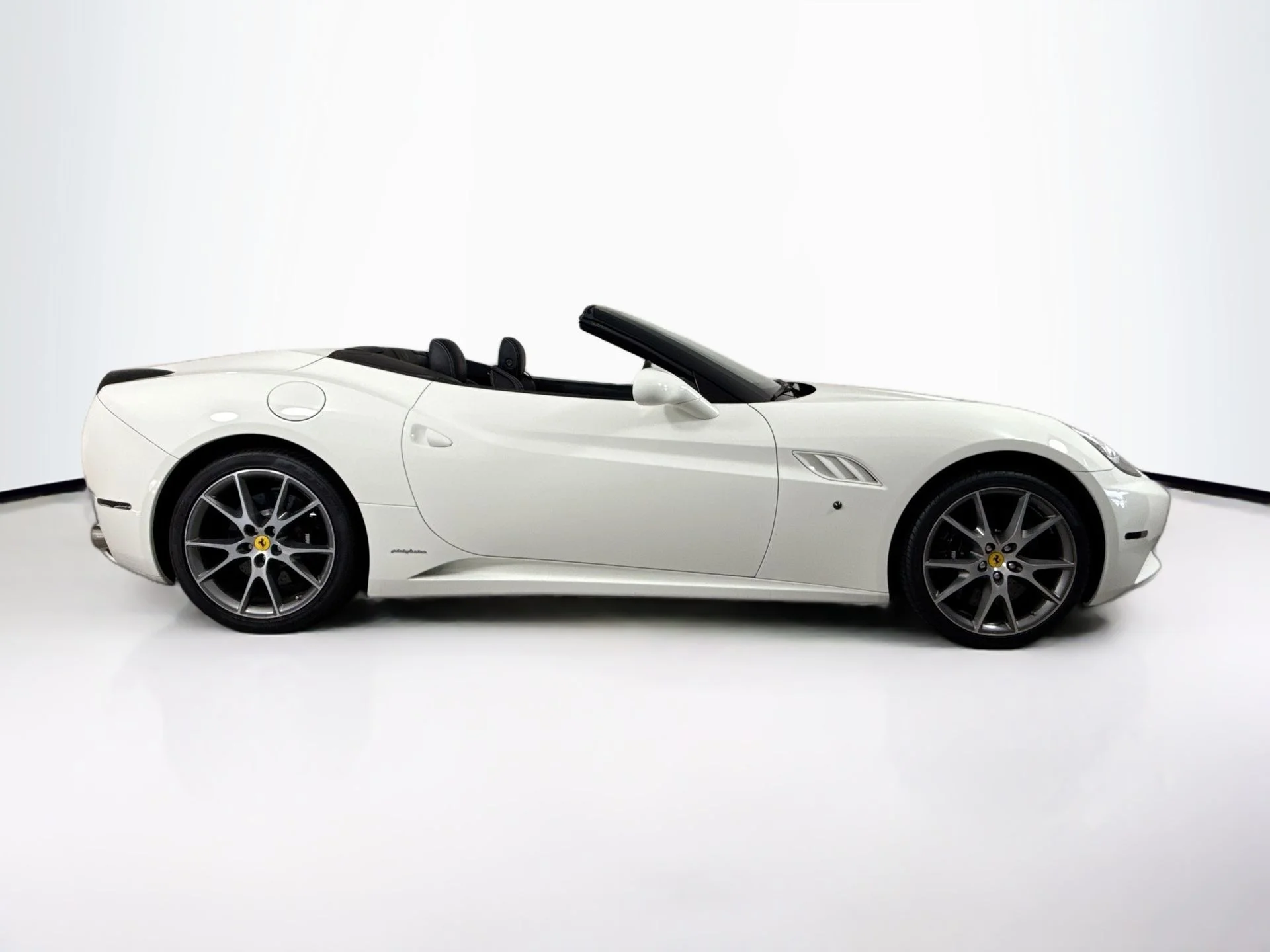 Used 2010 Bianco Avus Ferrari Base image 8