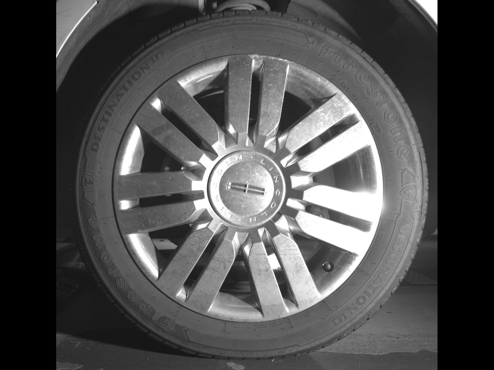 Used 2010 White Platinum Metallic Tri-Coat Lincoln Base image 10