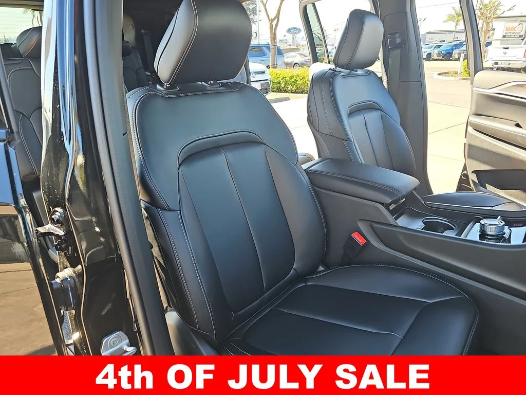 New 2026 Diamond Black Crystal Pearl-Coat Exterior Paint Jeep Limited image 10