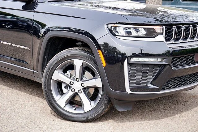 New 2026 Diamond Black Crystal Pearlcoat Jeep Limited image 4
