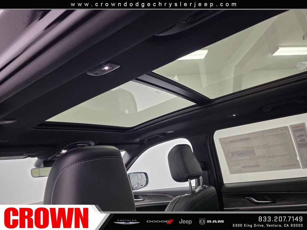 New 2026 Diamond Black Crystal Pearl-Coat Exterior Paint Jeep Limited image 12