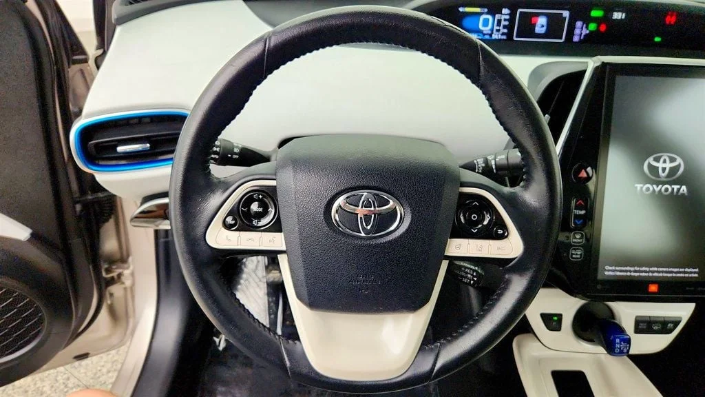Used 2018 Titanium Glow Toyota Advanced image 13