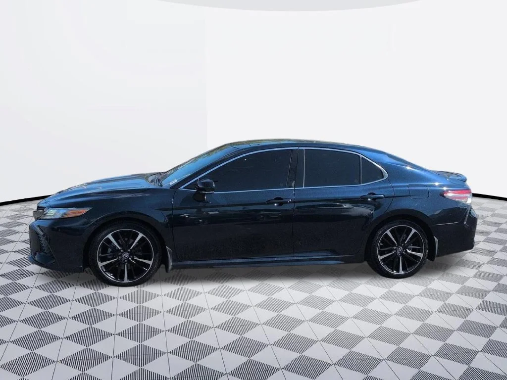 Used 2018 Aqua Toyota XSE V6 image 2
