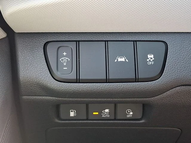 Used 2020 White Hyundai SE image 25