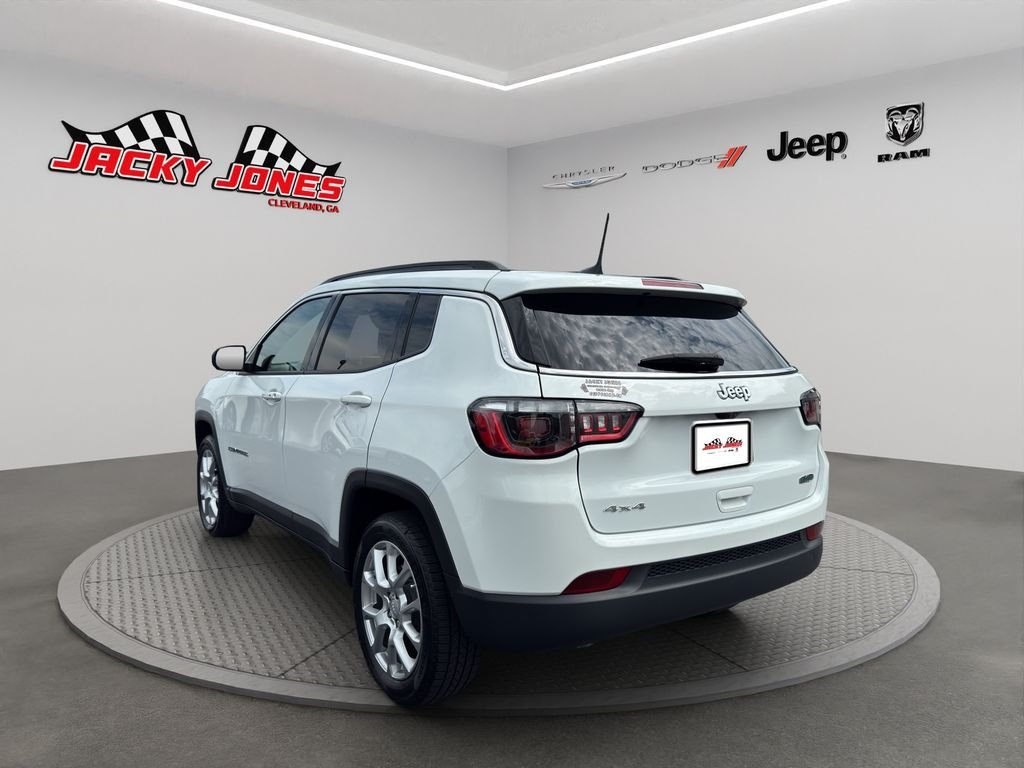 Used 2023 Bright White Clearcoat Jeep Latitude Lux image 7