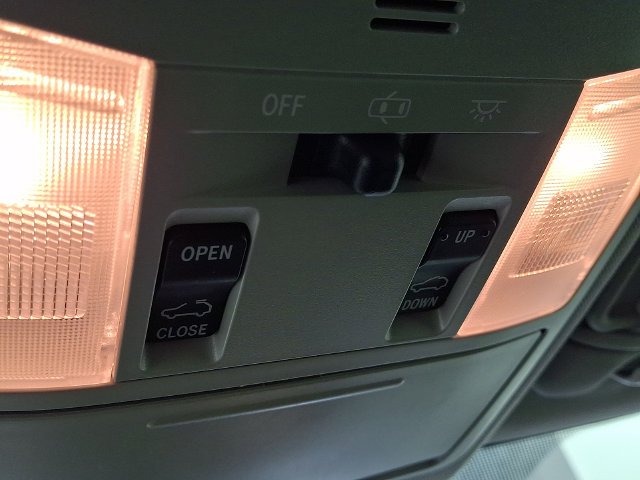 Used 2018 Silver Toyota XLE image 33
