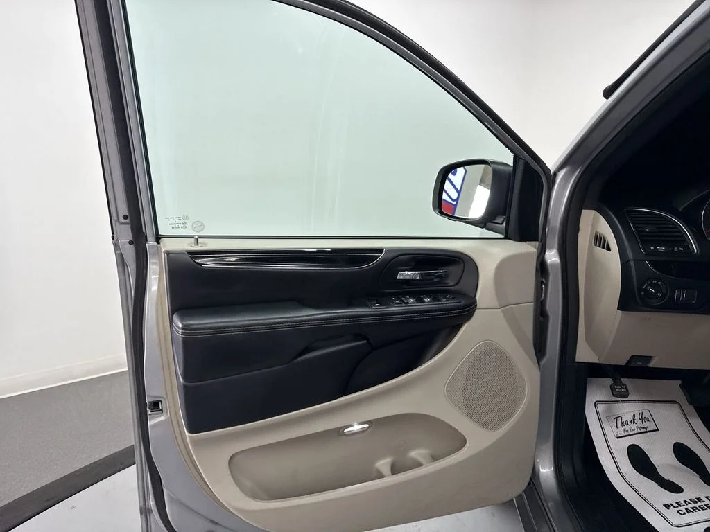 Used 2017 Billet Clearcoat Dodge SXT image 14