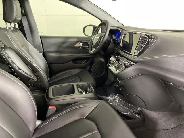 2025 Chrysler Pacifica Select - Photo 14