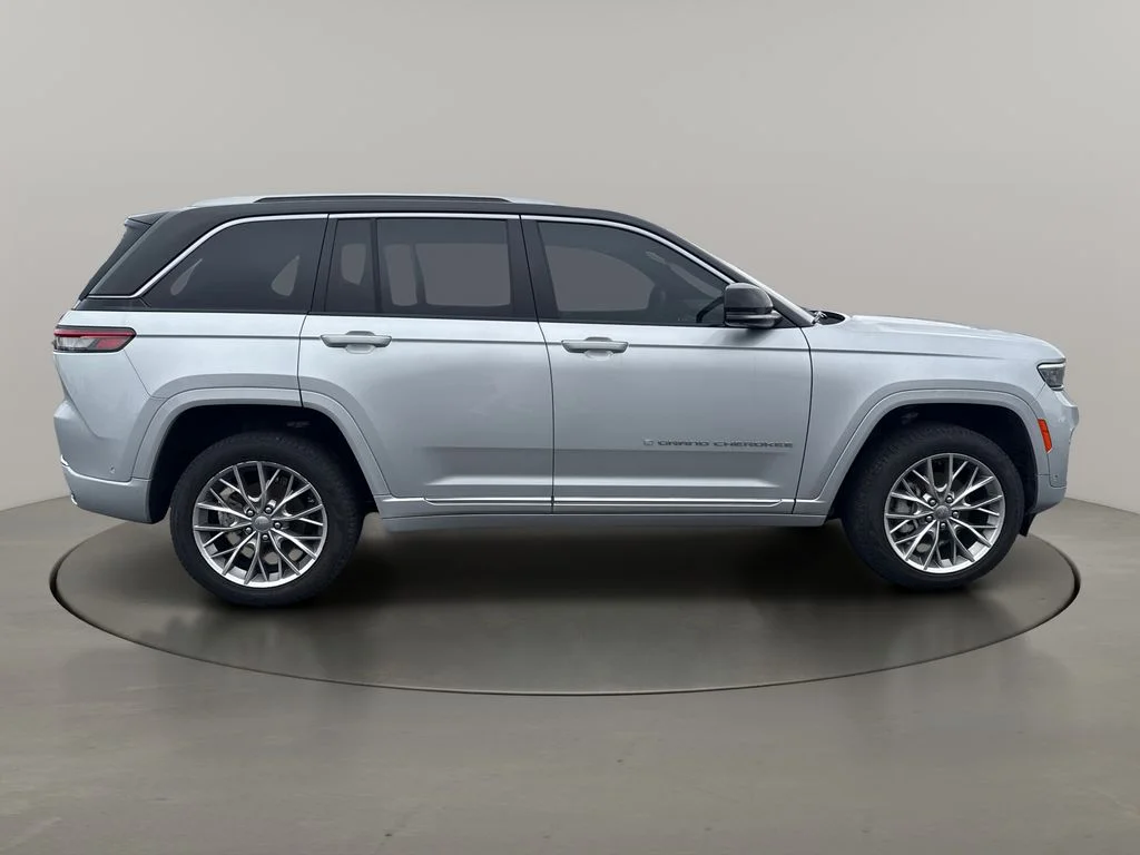 Used 2022 Silver Jeep Summit image 8
