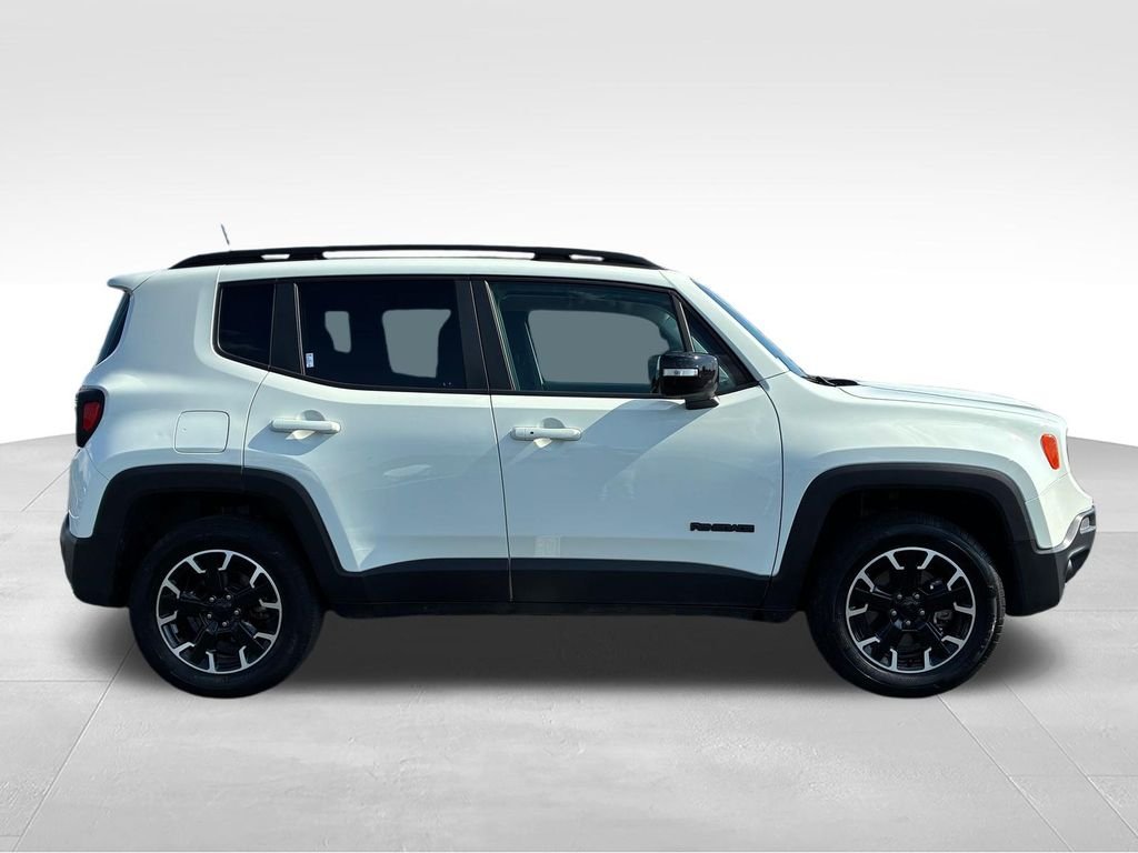 Used 2023 White Jeep Latitude image 5