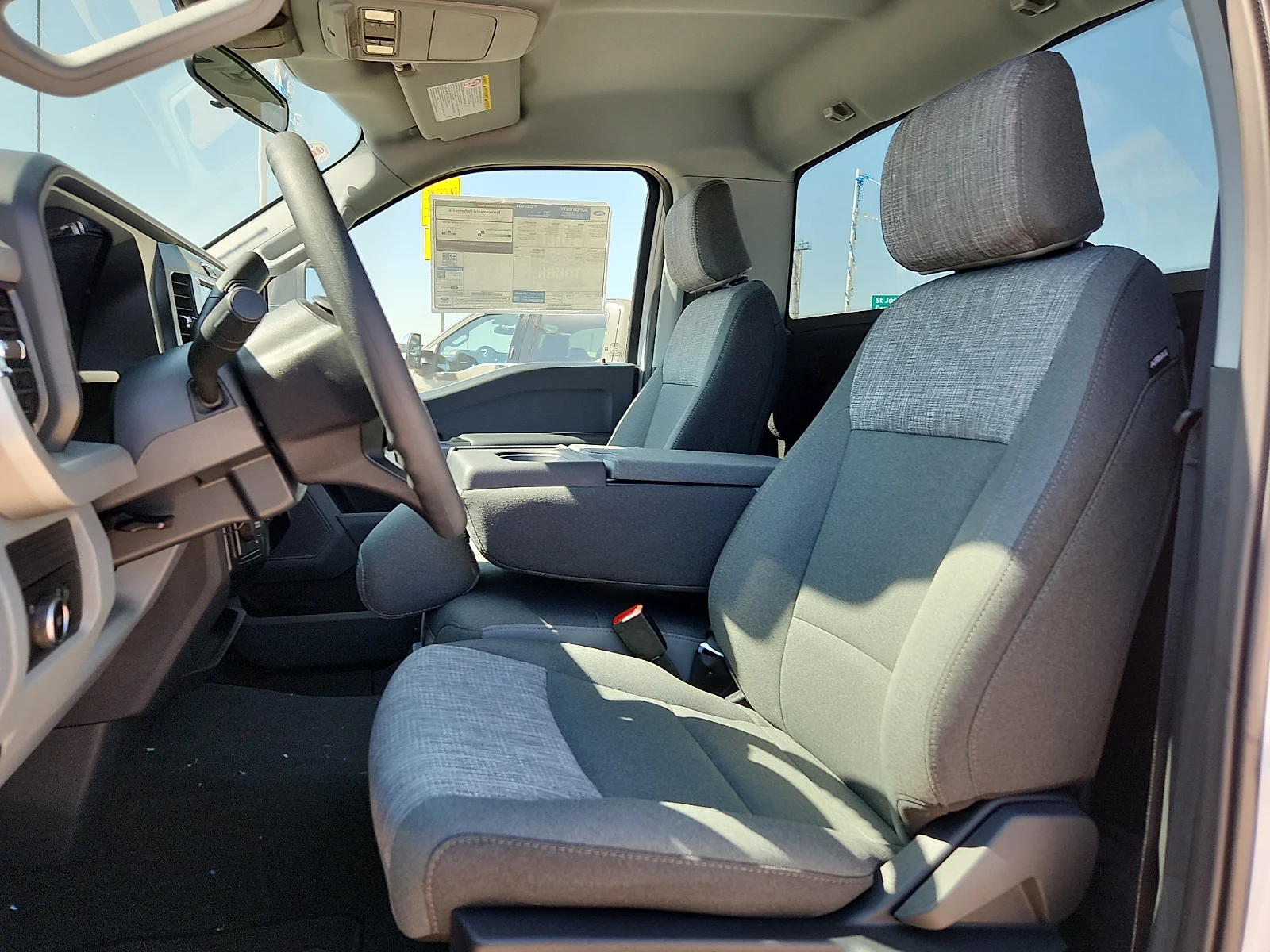 New 2027 Oxford White Ford XLT image 18