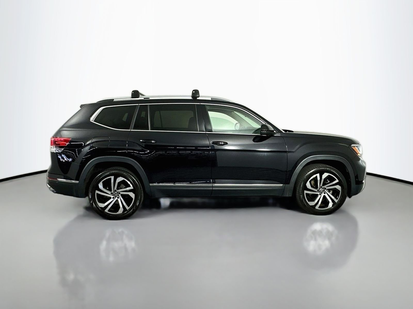 Used 2021 Deep Black Volkswagen SEL Premium image 8