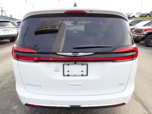 New 2026 Bright White Clear-Coat Exterior Paint Chrysler Select image 4
