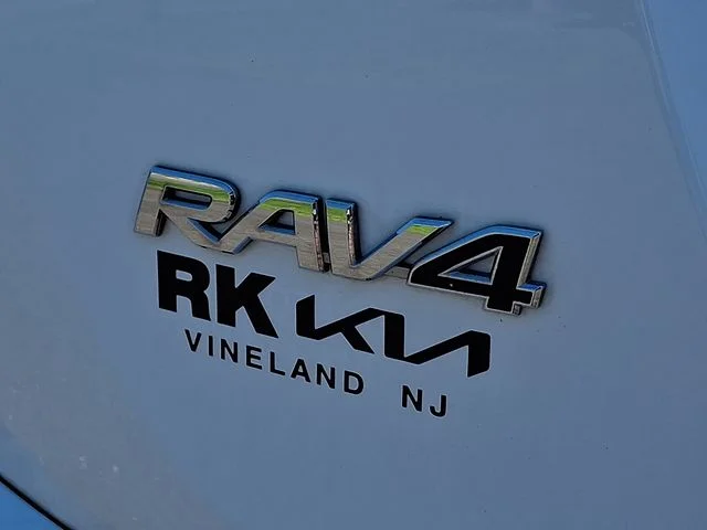 Used 2018 White Toyota SE image 33