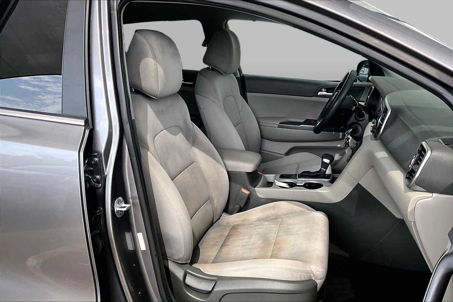 Used 2017 Mineral Silver Kia LX image 9