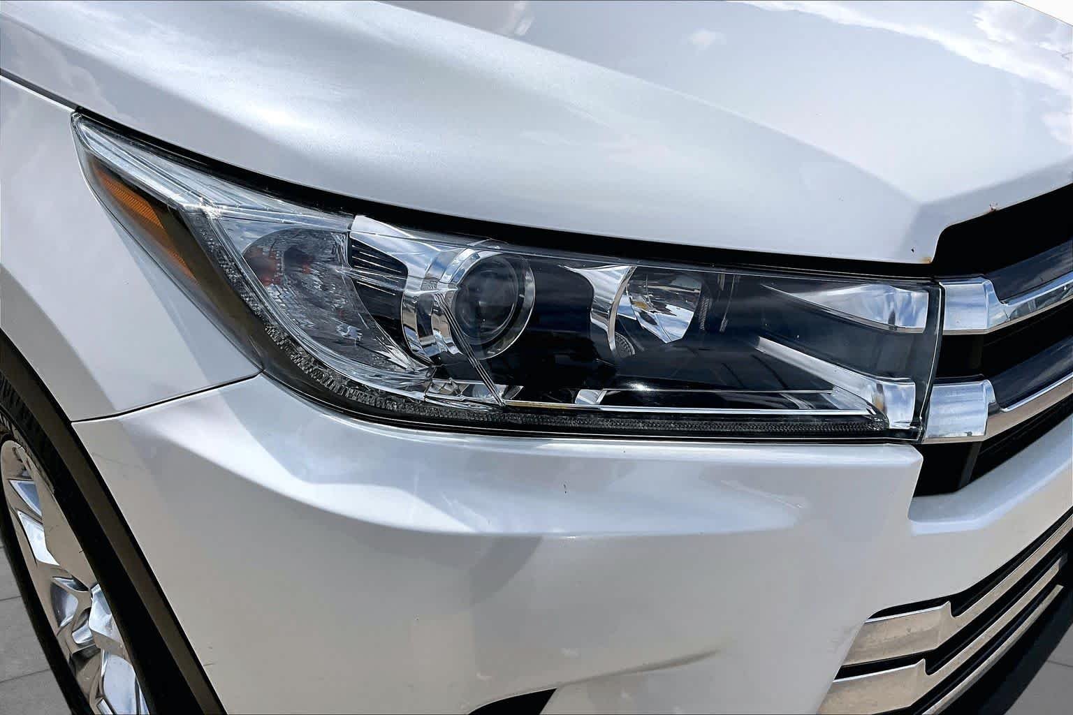 Used 2017 Blizzard Pearl Toyota Limited image 28